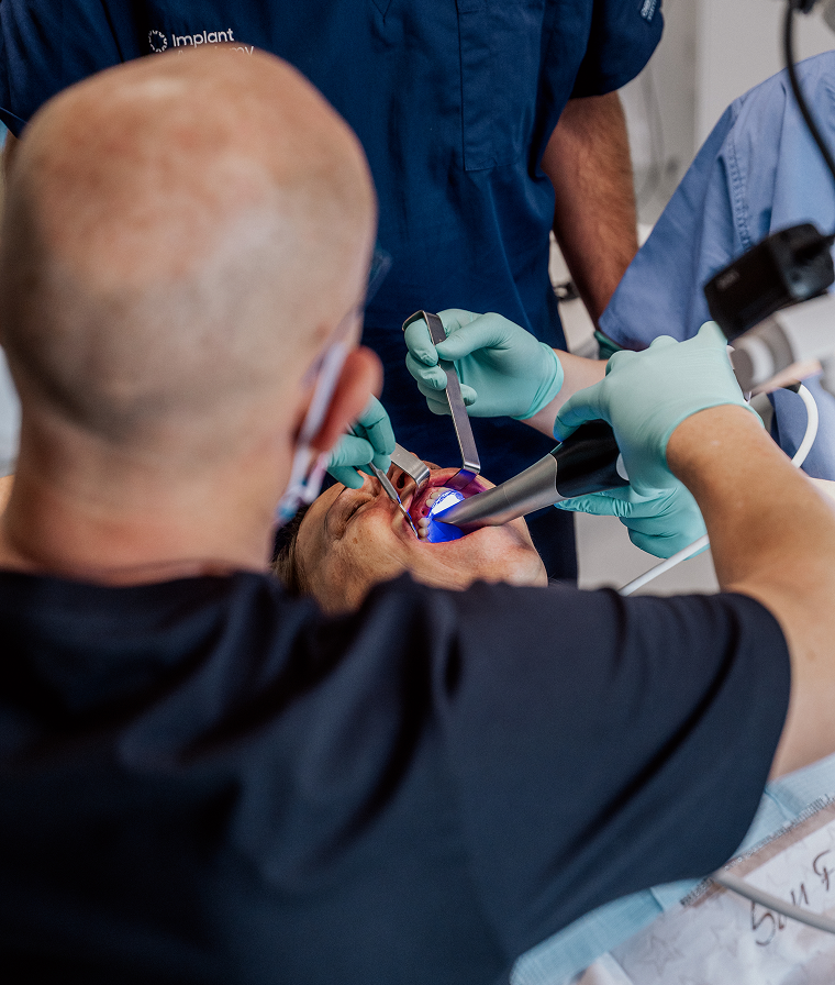 Pokročilé augmentácie a komplexné operačné techniky v implantológii